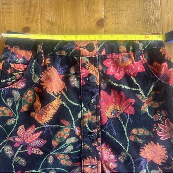 Farm x Anthropologie Quilted Mini Skirt - Black
Floral - SMALL - FARM Rio - Picture 5 of 5